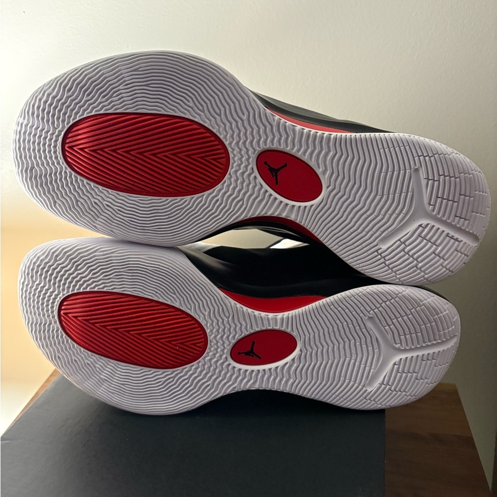 Jordan Athletic Shoes in Black and White - Picture 4 of 6